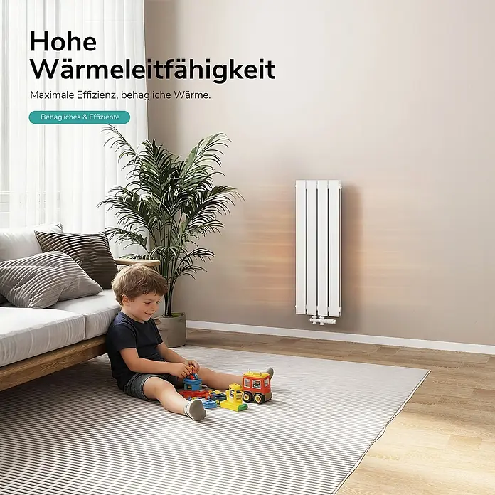 Emke Designheizkörper Flatrad FR - B x H: 30 x 90 cm, Wärmeleistung bei Vorlauftemperatur von 75 °C (D: 50): 446 W, Weiß - Weißer vertikaler Heizkörper an einer Wand in einem gemütlichen Wohnzimmer, strahlt Wärme aus, mit einem spielenden Kind in der Nähe.