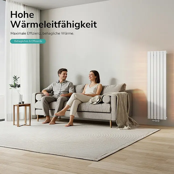 Emke Designheizkörper Flatrad FR - Wärmeleistung bei Vorlauftemperatur von 75 °C (D: 50): 850 W, Weiß - Weißer vertikaler Heizkörper wärmt ein modernes Wohnzimmer, in dem ein Paar auf einem Sofa entspannt.