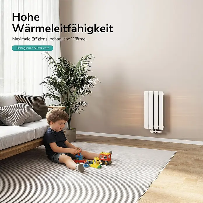 Emke Designheizkörper Flatrad FR - Wärmeleistung bei Vorlauftemperatur von 75 °C (D: 50): 233 W, Weiß - Weißer vertikaler Plattenheizkörper, der in einem gemütlichen Wohnzimmer Wärme spendet, wo ein Kind spielt.