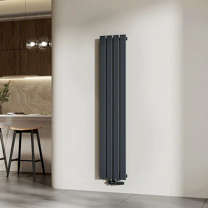 Emke Designheizkörper Flatrad FR - Wärmeleistung bei Vorlauftemperatur von 75 °C (D: 50): 557 W, Anthrazit - Dunkelgrauer vertikaler Heizkörper, der einen modernen Küchenbereich heizt.