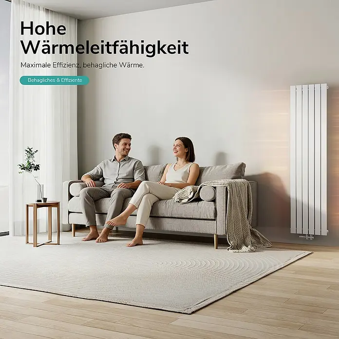 Emke Designheizkörper Flatrad FR - Wärmeleistung bei Vorlauftemperatur von 75 °C (D: 50): 948 W, Weiß - Weißer vertikaler Paneelheizkörper, der Wärme in einem modernen Wohnzimmer spendet, wo ein Paar auf einem Sofa entspannt.