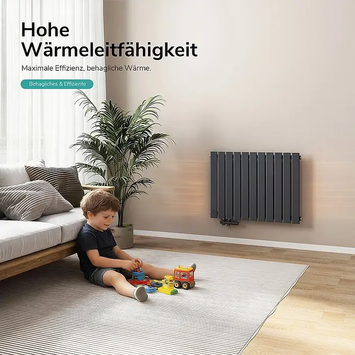 Emke Designheizkörper Flatrad FR - Wärmeleistung bei Vorlauftemperatur von 75 °C (D: 50): 618 W, Anthrazit - Dunkelgrauer Heizkörper an der Wand eines gemütlichen Zimmers, wo ein Kind spielt.