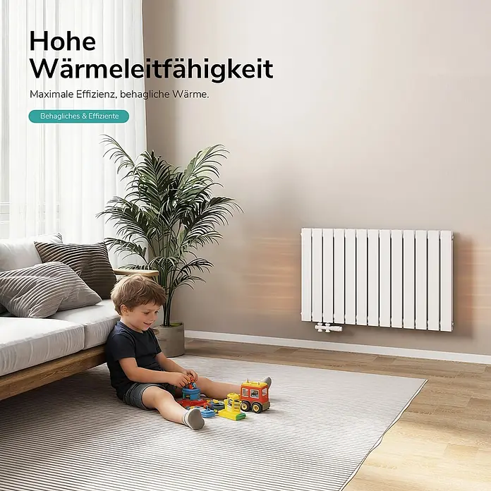 Emke Designheizkörper Flatrad FR - Wärmeleistung bei Vorlauftemperatur von 75 °C (D: 50): 1.343 W, Weiß - Weißer Wandheizkörper spendet angenehme Wärme in einem gemütlichen Wohnzimmer, in dem ein Kind spielt.