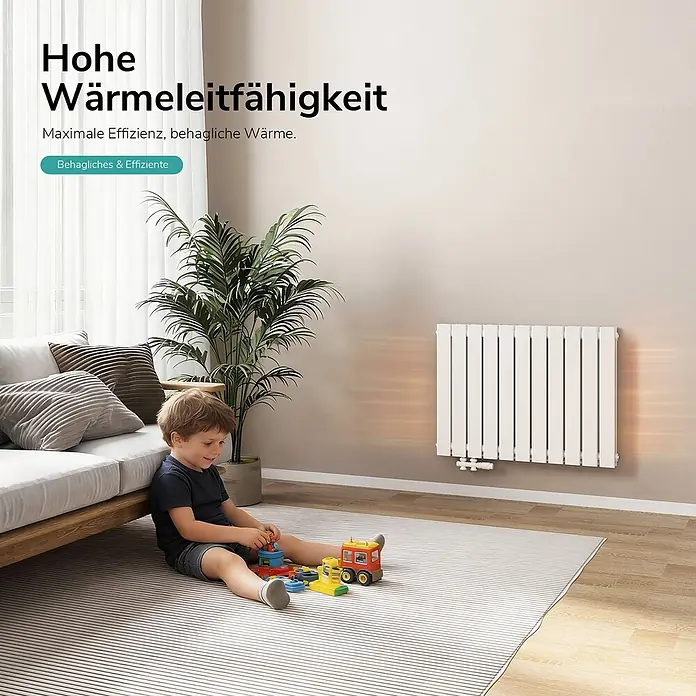 Emke Designheizkörper Flatrad FR - Wärmeleistung bei Vorlauftemperatur von 75 °C (D: 50): 1.136 W, Weiß - Weißer Plattenheizkörper an der Wand, der ein gemütliches Wohnzimmer effizient wärmt. Ein Kind spielt behaglich in der Nähe.