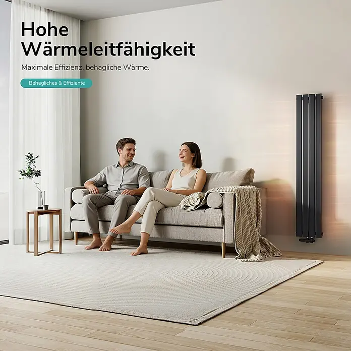 Emke Designheizkörper Flatrad FR - Wärmeleistung bei Vorlauftemperatur von 75 °C (D: 50): 557 W, Schwarz - Ein schlanker, schwarzer Vertikalheizkörper in einem Wohnzimmer wärmt den Raum, in dem ein Paar auf einem Sofa entspannt.