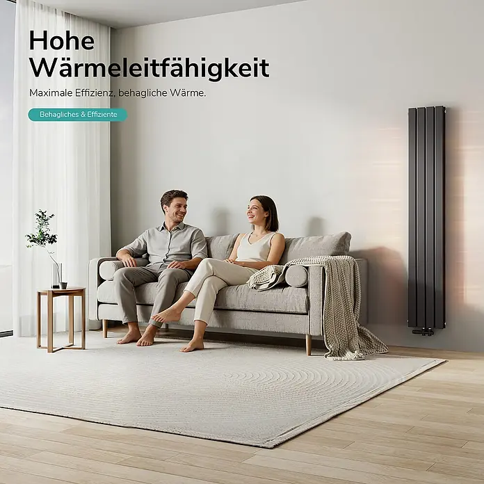 Emke Designheizkörper Flatrad FR - Wärmeleistung bei Vorlauftemperatur von 75 °C (D: 50): 911 W, Schwarz - Hoher, dunkelgrauer Vertikalheizkörper heizt ein modernes Wohnzimmer, in dem ein Paar entspannt.