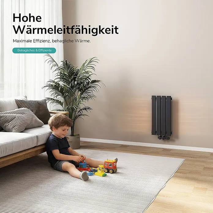 Emke Designheizkörper Flatrad FR - Wärmeleistung bei Vorlauftemperatur von 75 °C (D: 50): 233 W, Schwarz - Schwarzer vertikaler Heizkörper an der Wand eines Wohnzimmers, der Wärme spendet, wo ein Kind spielt.
