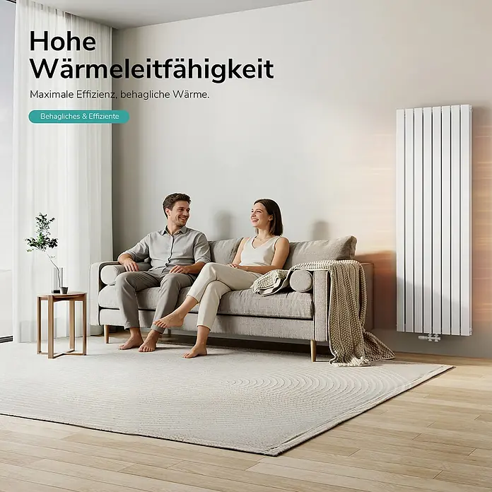 Emke Designheizkörper Flatrad FR - Wärmeleistung bei Vorlauftemperatur von 75 °C (D: 50): 2.227 W, Weiß - Ein weißer, moderner Vertikalheizkörper wärmt ein gemütliches Wohnzimmer, in dem ein Paar auf einem Sofa entspannt.