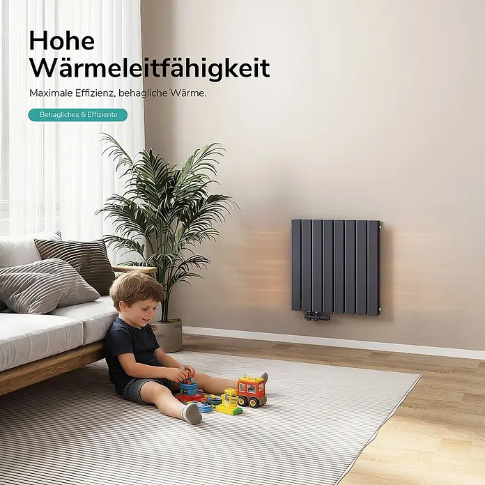 Emke Designheizkörper Flatrad FR - Wärmeleistung bei Vorlauftemperatur von 75 °C (D: 50): 826 W, Anthrazit - Dunkelgrauer, wandmontierter Heizkörper wärmt ein modernes Wohnzimmer, in dem ein Kind spielt.