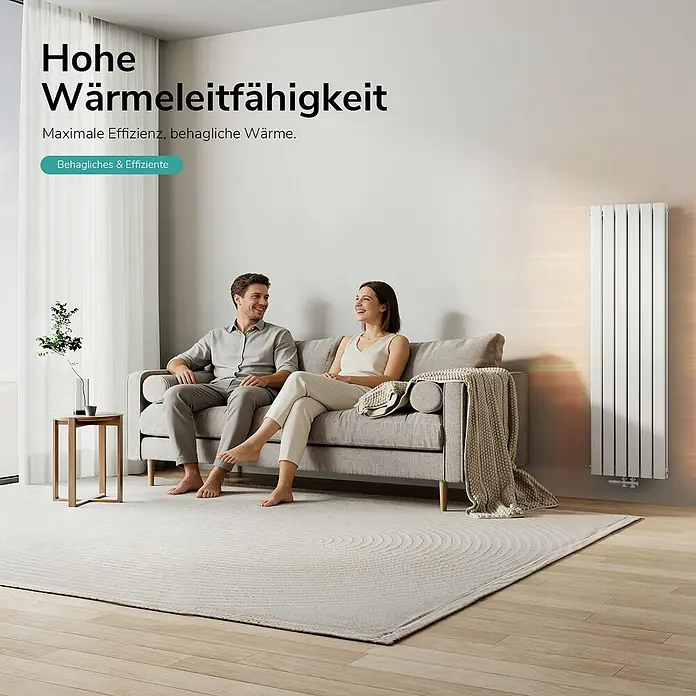 Emke Designheizkörper Flatrad FR - B x H: 46 x 160 cm, Wärmeleistung bei Vorlauftemperatur von 75 °C (D: 50): 1.490 W, Weiß - Weißer vertikaler Plattenheizkörper wärmt ein modernes Wohnzimmer, in dem ein Paar auf einem Sofa entspannt. Er spendet effiziente und behagliche Wärme.