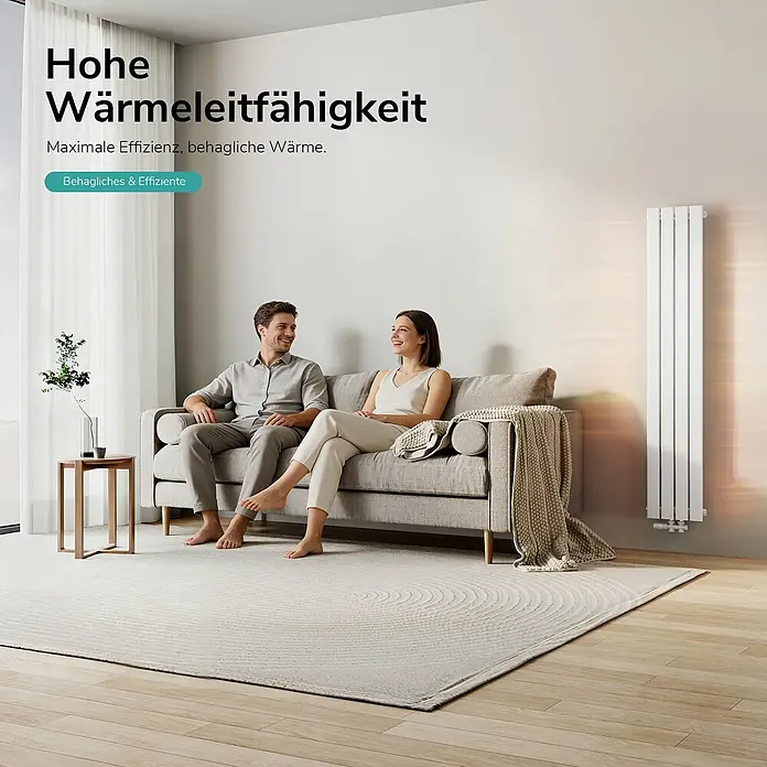 Emke Designheizkörper Flatrad FR - Wärmeleistung bei Vorlauftemperatur von 75 °C (D: 50): 557 W, Weiß - Weißer vertikaler Heizkörper wärmt ein gemütliches Wohnzimmer, in dem ein Paar entspannt.