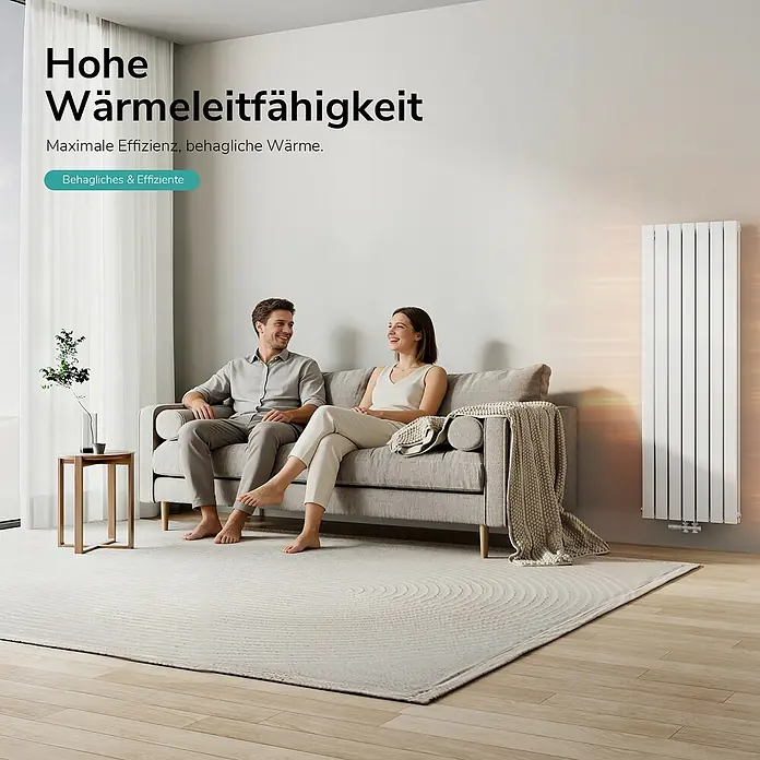 Emke Designheizkörper Flatrad FR - Wärmeleistung bei Vorlauftemperatur von 75 °C (D: 50): 1.739 W, Weiß - Weißer vertikaler Heizkörper, der Wärme in einem modernen Wohnzimmer liefert, wo ein Paar auf einem Sofa entspannt.