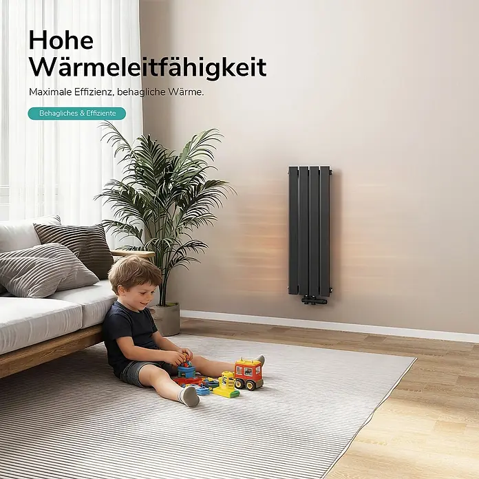 Emke Designheizkörper Flatrad FR - Wärmeleistung bei Vorlauftemperatur von 75 °C (D: 50): 403 W, Schwarz - Dunkelgrauer, vertikaler Heizkörper an einer Wohnzimmerwand. Ein Kind spielt bequem in der Nähe und hebt seine Wärme hervor.
