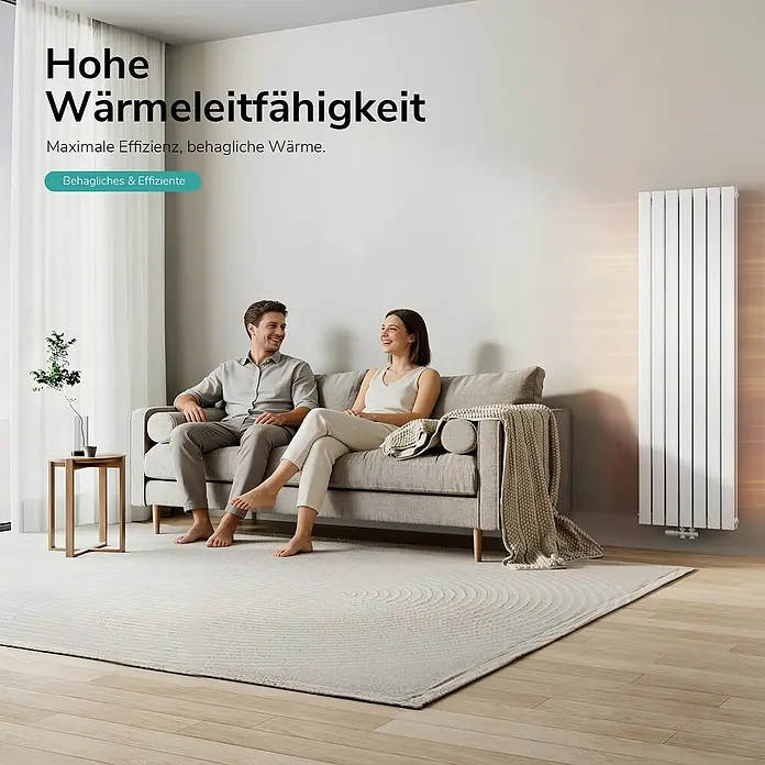 Emke Designheizkörper Flatrad FR - Wärmeleistung bei Vorlauftemperatur von 75 °C (D: 50): 1.949 W, Weiß - Vertikaler, weißer Heizkörper spendet effiziente, behagliche Wärme in modernem Wohnzimmer mit entspanntem Paar.