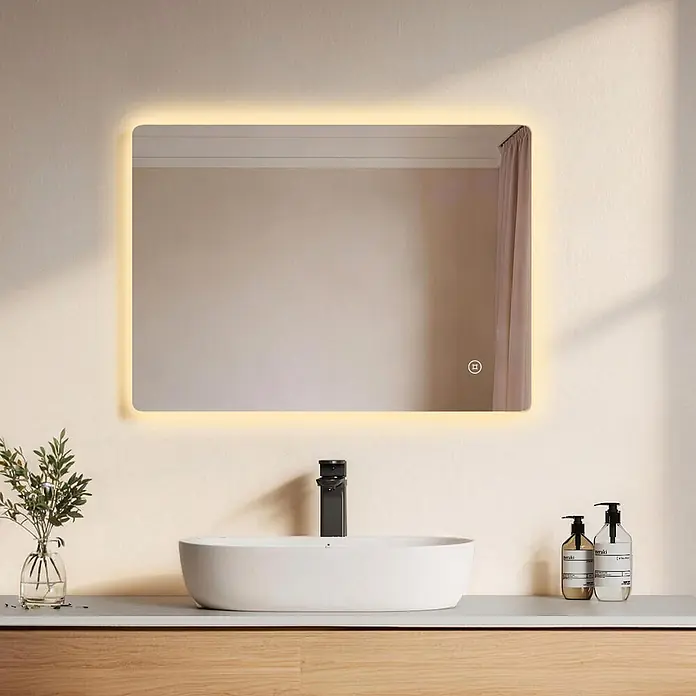 Emke Lichtspiegel Glowrim LM09 -  - Rechteckiger beleuchteter Spiegel mit abgerundeten Ecken über einem modernen Badezimmerwaschbecken.