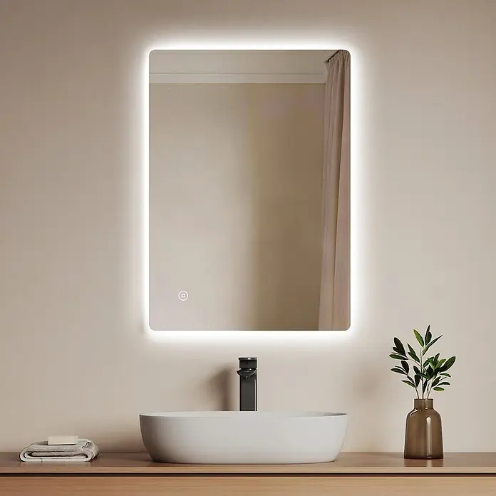 Emke Lichtspiegel Glowrim LM09 - 70 x 50 cm - Rechteckiger LED-Badspiegel mit Touch-Sensor, über einem modernen weißen Waschbecken auf einem Holzwaschtisch montiert.
