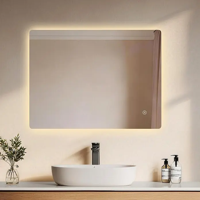 Emke Lichtspiegel Glowrim LM09 -  - Rechteckiger LED-beleuchteter Badezimmerspiegel über einem weißen Waschbecken, der ein warmes Licht abgibt. Mit Touch-Bedienfeld.