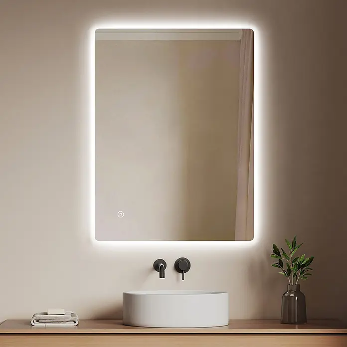 Emke Lichtspiegel Glowrim LM09 - 80 x 60 cm - Hintergrundbeleuchteter rechteckiger Badezimmerspiegel über einem modernen Waschbecken.
