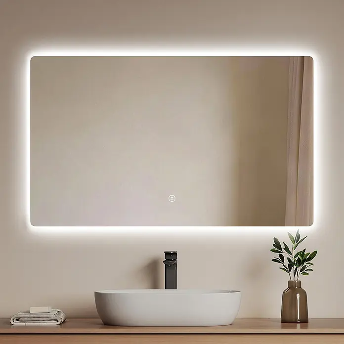 Emke Lichtspiegel Glowrim LM09 -  - Rechteckiger LED-beleuchteter Badezimmerspiegel mit abgerundeten Ecken und Touch-Taste, über weißem Waschbecken mit schwarzem Wasserhahn.