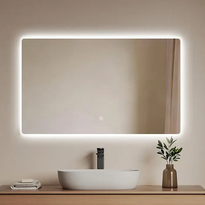 Emke Lichtspiegel Glowrim LM09 -  - Rechteckiger LED-hinterleuchteter Badezimmerspiegel mit abgerundeten Ecken über einem weißen Aufsatzwaschbecken auf einer Holzplatte.