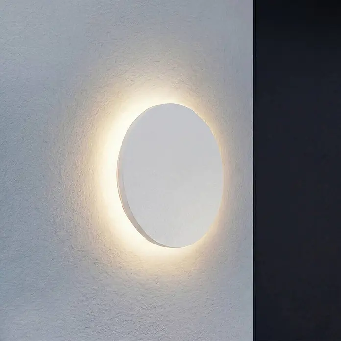 Lindby Außenwandleuchte Selinel - weiß / opal, weiß / opal, IP65 - Runde weiße Wandleuchte mit warmer Beleuchtung einer strukturierten Wand.