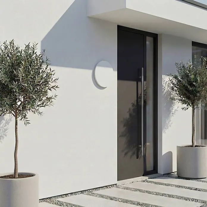 Lindby Außenwandleuchte Selinel - weiß / opal, weiß / opal, IP65 - Weiße runde Wandleuchte an moderner Hausfassade.