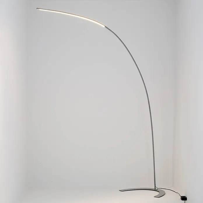 Lindby Stehleuchte Danua - alu / grau / zink, alu / grau / zink - Moderne, silberfarbene, gebogene LED-Stehleuchte mit langem Lichtstreifen.