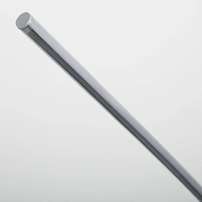 Lindby Stehleuchte Danua - alu / grau / zink, alu / grau / zink - Silberne lineare LED-Lichtschiene mit dunklem Diffusorstreifen und Endkappe.