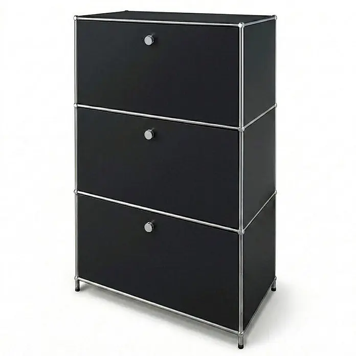 Floordirekt Metall-Mehrzweckschrank Concept Epure MK-129 Schwarz - Schwarz - Schwarzes modulares Aufbewahrungselement mit drei Schubladen und silbernen Griffen, gestützt von einem Chromrahmen.