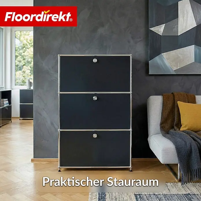 Floordirekt Metall-Mehrzweckschrank Concept Epure MK-129 Schwarz - Schwarz - Dunkelgraue modulare Aufbewahrungseinheit mit drei Türen und Chromrahmen in modernem Wohnambiente.