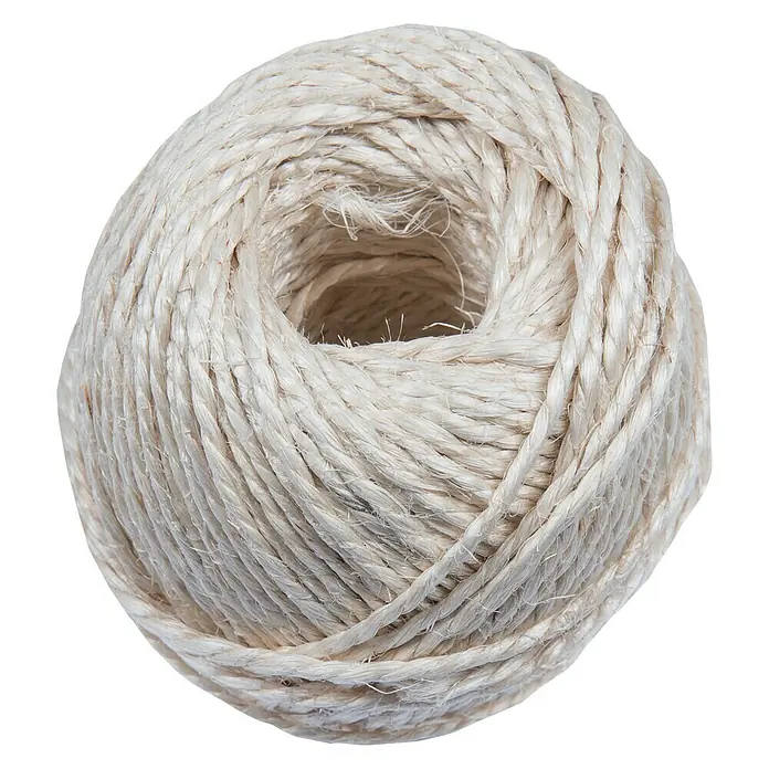 Ovillo de cordel DY2701631 - Plástico, Blanco - Primer plano de un ovillo de hilo de bramante natural, perfecto para manualidades, embalaje o proyectos de jardinería.