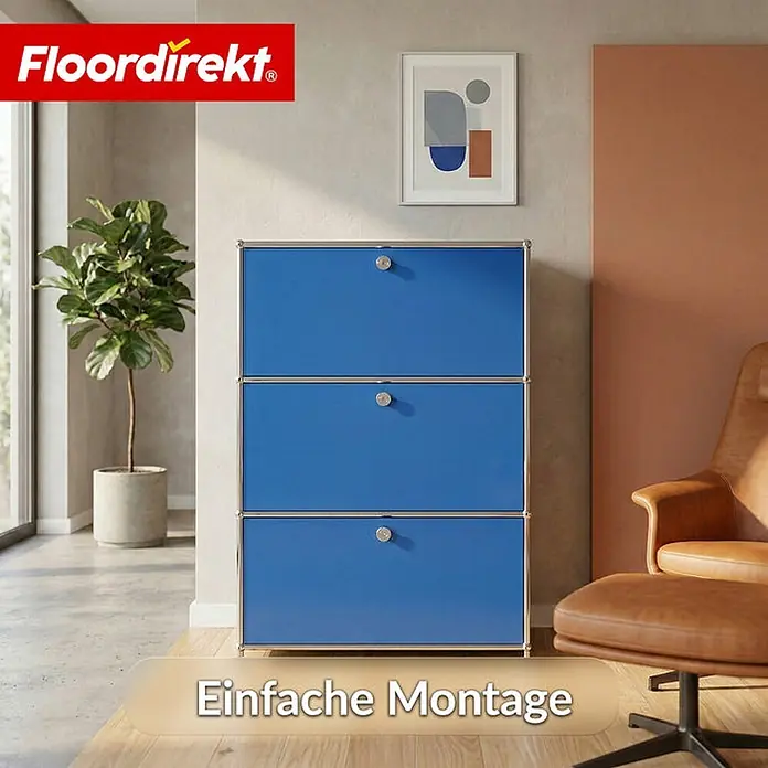 Floordirekt Metall-Mehrzweckschrank Concept Epure MK-129 Blau - Blau - Blauer modularer Aufbewahrungsschrank mit drei Schubladen und silbernem Rahmen, in einem modernen Wohnzimmer.