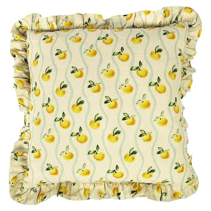 Kissen Artisan - Spritz Lemon, Gelb, 45 x 45 cm - Quadratisches cremefarbenes Kissen mit Rüschenrändern, gemustert mit gelben Äpfeln, grünen Blättern und hellblauen Wellenlinien.