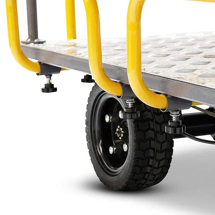 Bamato Akku-Schubkarre MTR-400 - 400 W, Traglast: 400 kg - Nahaufnahme eines Transportwagens mit schwarzem Rad, gelbem Rahmen und silbernem Riffelblech mit schwarzen Stellfüßen.