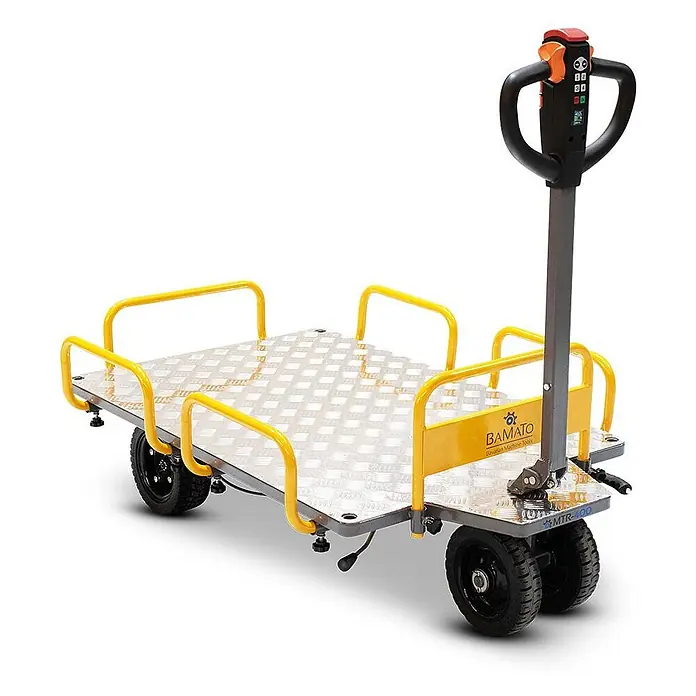 Bamato Akku-Schubkarre MTR-400 - 400 W, Traglast: 400 kg - Elektrischer Plattformwagen mit silberner Riffelblechplatte, gelben Schutzgeländern und schwarzem ergonomischem Griff für den Materialtransport.