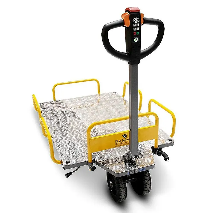 Bamato Akku-Schubkarre MTR-400 - 400 W, Traglast: 400 kg - Elektrischer Plattformwagen mit silbernem Riffelblechdeck, gelben Geländern und schwarzem/orangefarbenem Deichselgriff.