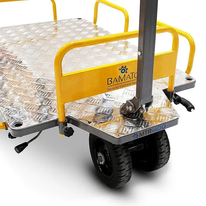 Bamato Akku-Schubkarre MTR-400 - 400 W, Traglast: 400 kg - Schwerlast-Plattformwagen mit Riffelblech aus Aluminium, gelbem Rahmen und robusten Rädern für Transportzwecke.