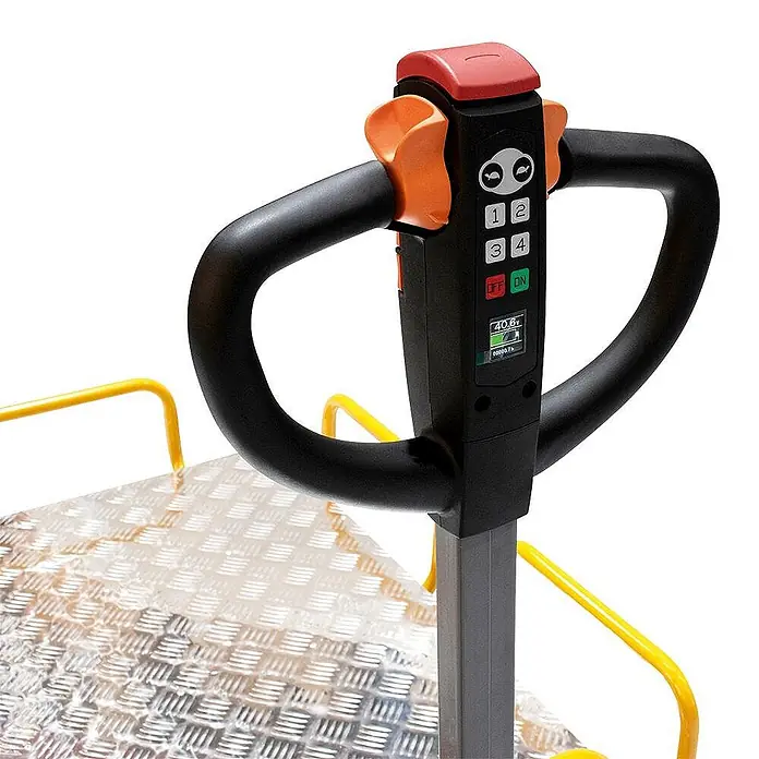 Bamato Akku-Schubkarre MTR-400 - 400 W, Traglast: 400 kg - Ergonomischer schwarzer und orangefarbener Steuergriff für einen Hubwagen mit Digitalanzeige, Not-Aus und Funktionstasten.