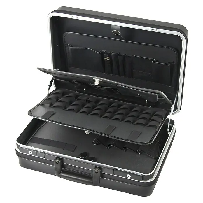 Hepco & Becker Werkzeugkoffer Classic 5122 - L x B: 370 x 490 mm, Höhe: 200 mm, ABS Pro - Geöffneter schwarzer Aktenkoffer mit silberfarbenen Beschlägen und mehreren Fächern. Ideal zur Organisation und zum Transport von Dokumenten und Zubehör.