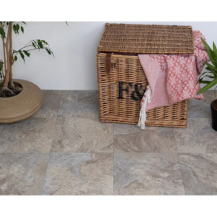 D-c-fix Bodenfliese Floor Tile Selbstklebend - 11 Stk., 30,5 x 30,5 cm, Light Slate - Strukturierte hellbraune und graue Bodenfliesen in Steinoptik, in einem Muster verlegt.