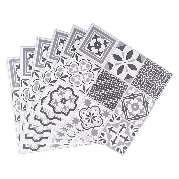 D-c-fix Bodenfliese Floor Tile Selbstklebend - 11 Stk., 30,5 x 30,5 cm, Oriental Tiles - Fächerförmiger Stapel grauer und weißer gemusterter quadratischer Fliesen.
