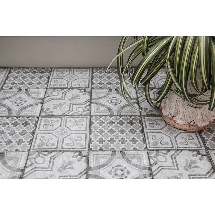 D-c-fix Bodenfliese Floor Tile Selbstklebend - 11 Stk., 30,5 x 30,5 cm, Moroccan Style - Dekorative grau-weiß gemusterte Bodenfliesen mit einer Grünlilie in einem Terrakottatopf.