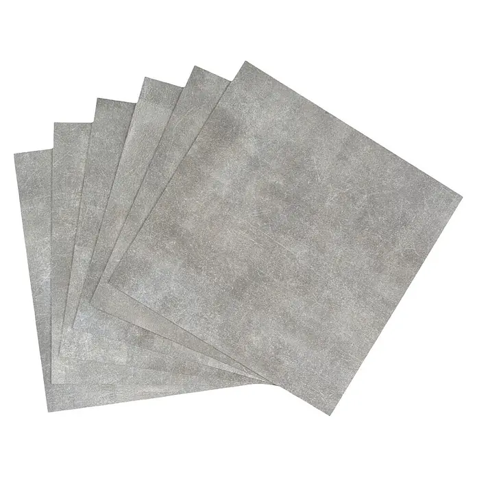 D-c-fix Bodenfliese Floor Tile Selbstklebend - 11 Stk., 30,5 x 30,5 cm, Solid Concrete - Fächerförmig ausgelegte graue strukturierte Platten, die Beton- oder Steinfliesen ähneln.