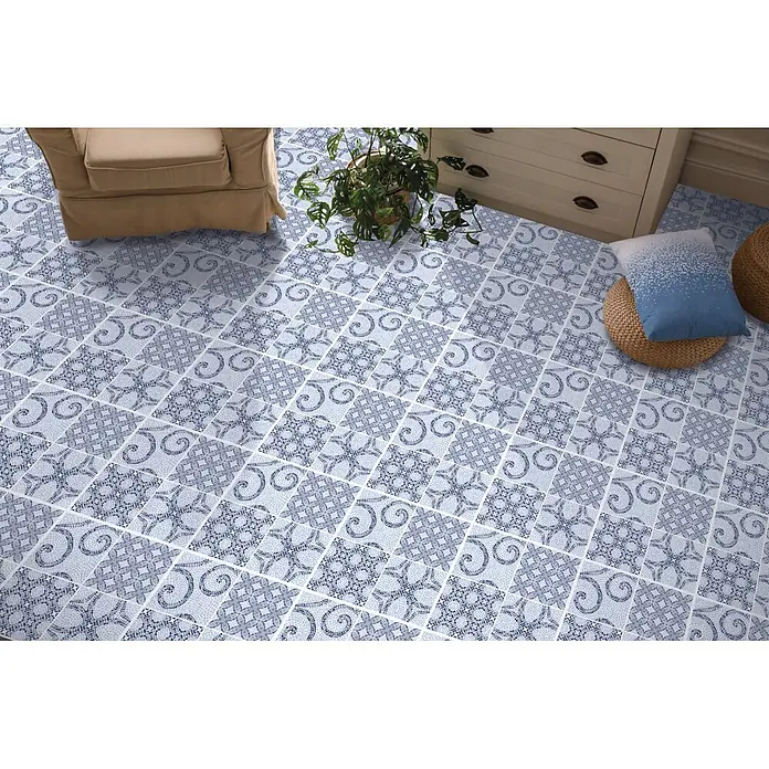 D-c-fix Bodenfliese Floor Tile Selbstklebend - 11 Stk., 30,5 x 30,5 cm, Roman Mosaic - Blau-weiße Bodenfliesen mit verschiedenen Spiral- und geometrischen Mosaikmustern in einem Raum.