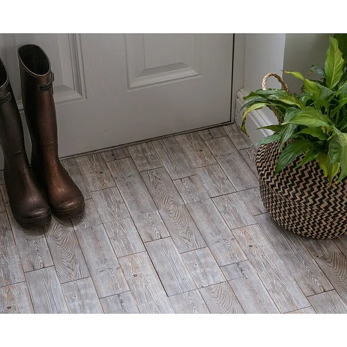 D-c-fix Bodenfliese Floor Tile Selbstklebend - 11 Stk., 30,5 x 30,5 cm, Rustic Oak - Helle Holzoptik-Bodenplanken mit Used-Look, in einem Eingangsbereich verlegt.