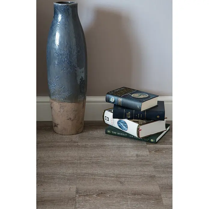 D-c-fix Bodenfliese Floor Tile Selbstklebend - 11 Stk., 30,5 x 30,5 cm, Light Oak - Große dekorative blau-beige Vase mit Blumenmuster, auf Holzboden neben einem Bücherstapel stehend.