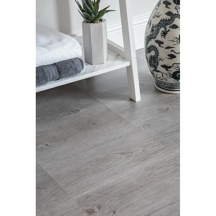 D-c-fix Bodenfliese Floor Tile Selbstklebend - 11 Stk., 30,5 x 30,5 cm, Grey Wood - Hellgrauer Bodenbelag in Holzoptik, der seine natürliche Textur und sein Aussehen zeigt.