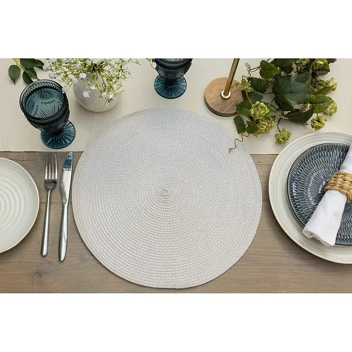 D-c-fix Tisch-Set - 37 cm, Stone - Hellgraues, rundes gewebtes Platzset, auf einem Esstisch mit Tellern und Besteck.