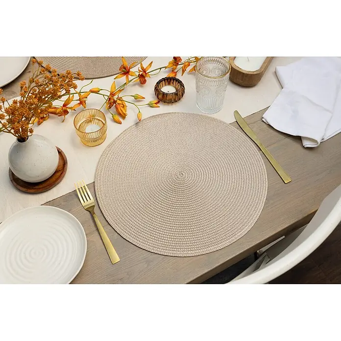D-c-fix Tisch-Set - 37 cm, Hazel - Runder, geflochtener beiger Tischset auf einem gedeckten Tisch, umgeben von Herbstdeko.