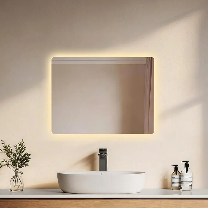 Emke Lichtspiegel Glowrim LM09 -  - Hinterleuchteter rechteckiger Spiegel mit abgerundeten Ecken über einem modernen Waschbecken.